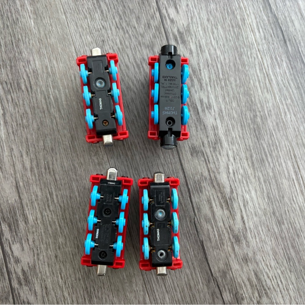 4 Magnetic Thomas Trains - Picture 4 of 5